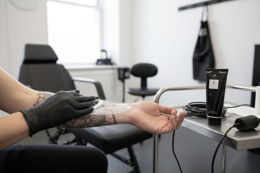 Hogyan hosszabbítható meg az érzéstelenítés hatása tetoválás előtt: egyszerű lépések